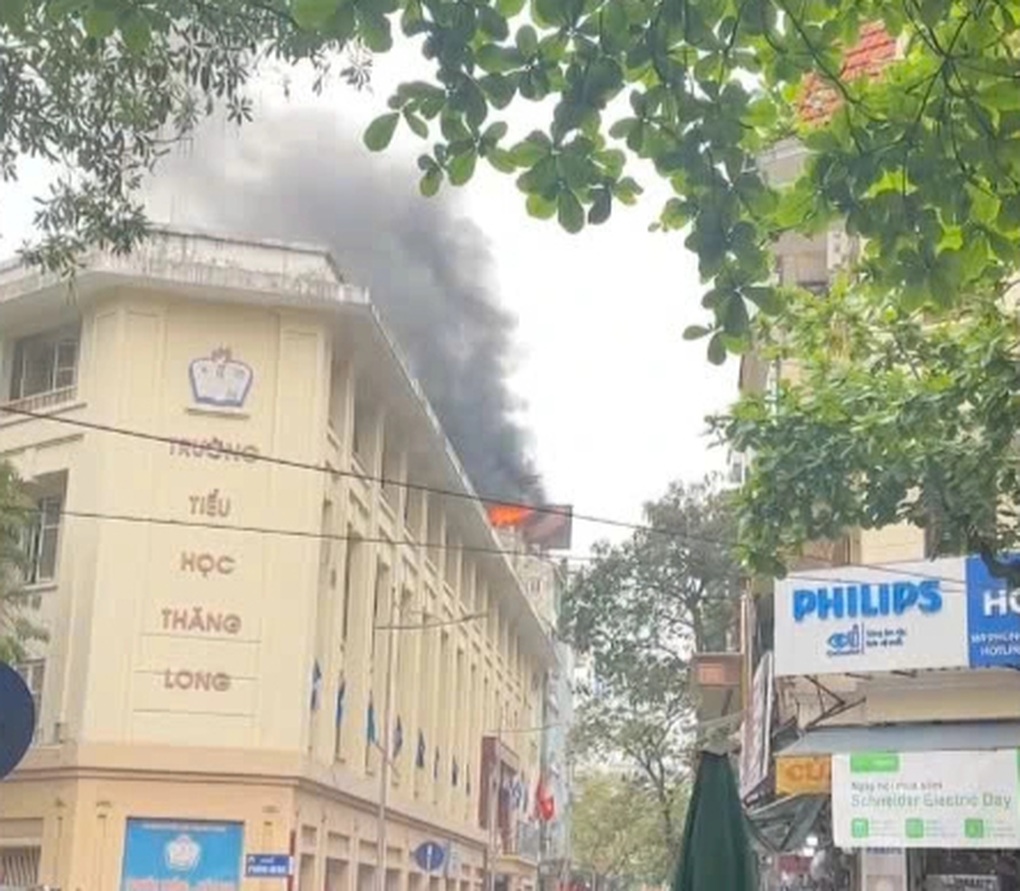 Cháy nhà phố Ngõ Trạm ở Hà Nội, nhiều học sinh tiểu học được sơ tán - 1 Cháy nhà phố Ngõ Trạm ở Hà Nội, nhiều học sinh tiểu học được sơ tán - 1