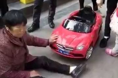 Người phụ nữ “ăn vạ” khi bị xe đồ chơi tông vào người khi đang đi bộ