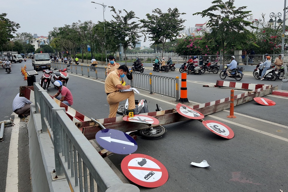 Khung giới hạn chiều cao bị xe tải hạ gục, đổ đè nát đầu xe máy - 4