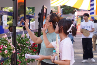 Khách Việt trải nghiệm đi "vòng quanh thế giới" cùng hướng dẫn viên ảo