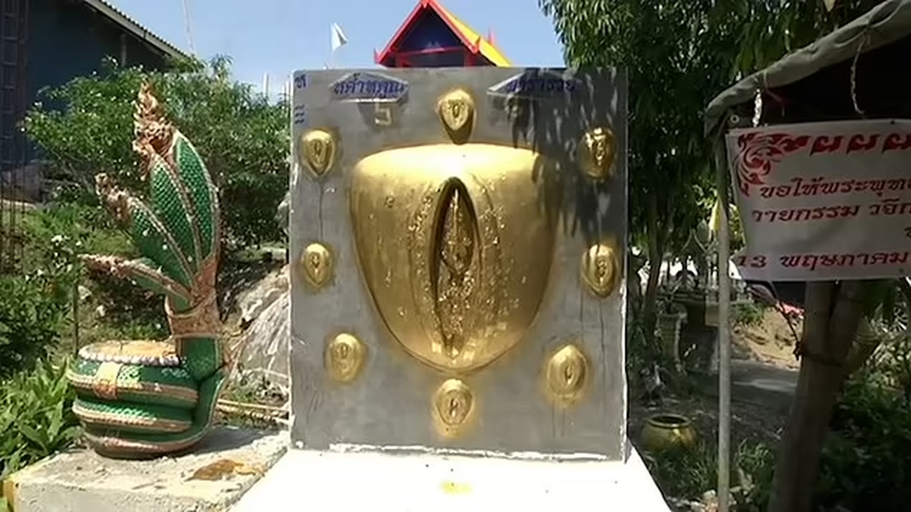 Tượng vàng mô phỏng bộ phận nhạy cảm của nam và nữ hút khách đến cầu nguyện - 1 Tượng vàng mô phỏng bộ phận nhạy cảm của nam và nữ hút khách đến cầu nguyện - 1