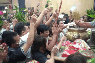 Hàng nghìn người tranh nhau bốc tro cầu may tại chùa Bà Bình Dương