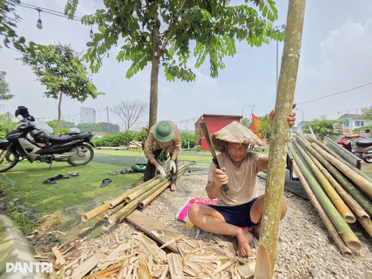 Hà Nội: Công nhân đầm mình dưới hồ sen làm dự án hồi sinh sông Tô Lịch - 2