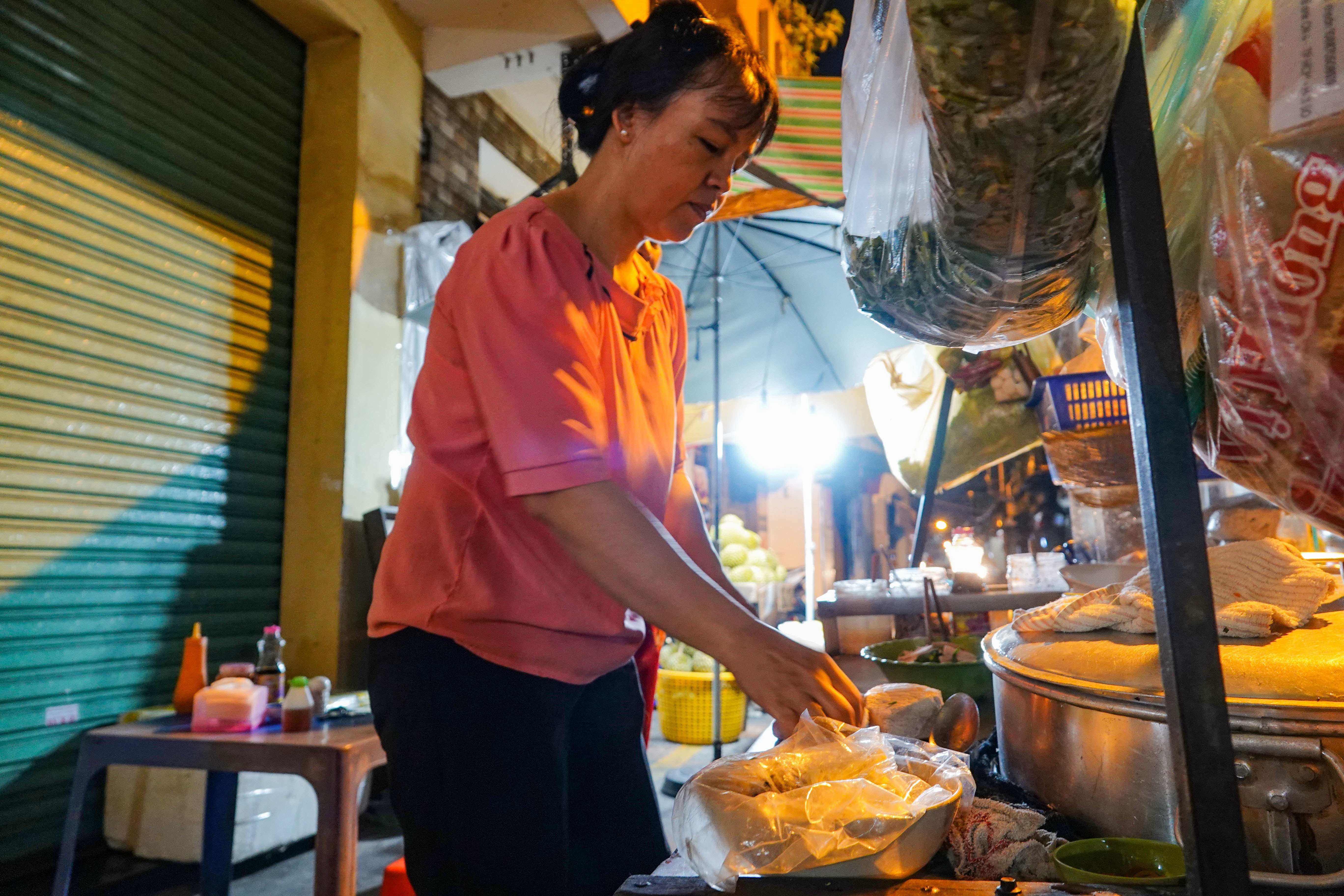 ສຽງດັງດັງຫຼັງທ່ຽງຄືນຂອງພໍ່ຂາຍເປັດຊ່ວຍລູກ 2 ຄົນປ່ຽນຊີວິດ - 6 Tiếng leng keng sau 0h của người bố bán hủ tiếu giúp 2 con đổi đời - 6