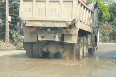 Ninh Bình: Xe tải hoành hành, quốc lộ 12B nát như… tương