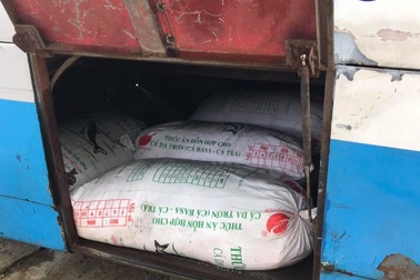 Bắt giữ xe khách vận chuyển 400kg mỡ động vật không nguồn gốc