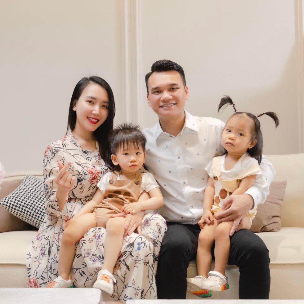Khắc Việt: Từ quá khứ ăn mì tôm sống chạy show đến ông trùm bất động sản - 10 Khắc Việt: Từ quá khứ ăn mì tôm sống chạy show đến ông trùm bất động sản - 10