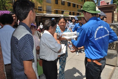 Cảm động cựu SV hỗ trợ thí sinh, phụ huynh 2.000 suất cơm miễn phí