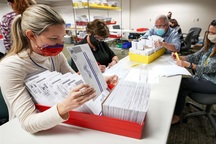 Ông Biden vượt lên dẫn trước, tòa án Pennsylvania ra phán quyết bất ngờ