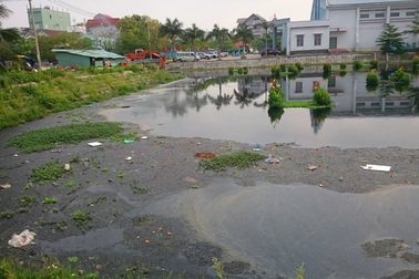 Dân ngao ngán vì nước kênh, hồ đen ngòm hôi thối