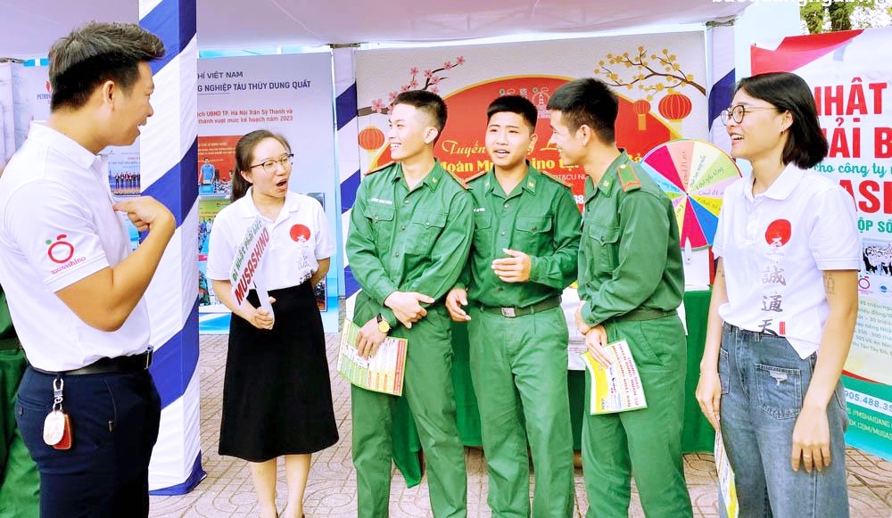 Bộ đội xuất ngũ tham gia tìm hiểu thông tin việc làm tại Phiên giao dịch việc làm đầu năm 2024, do Sở LĐ-TB&XH và Trung tâm Dịch vụ việc làm tỉnh tổ chức(01).jpg Bộ đội xuất ngũ tham gia tìm hiểu thông tin việc làm tại Phiên giao dịch việc làm đầu năm 2024, do Sở LĐ-TB&XH và Trung tâm Dịch vụ việc làm tỉnh tổ chức(01).jpg