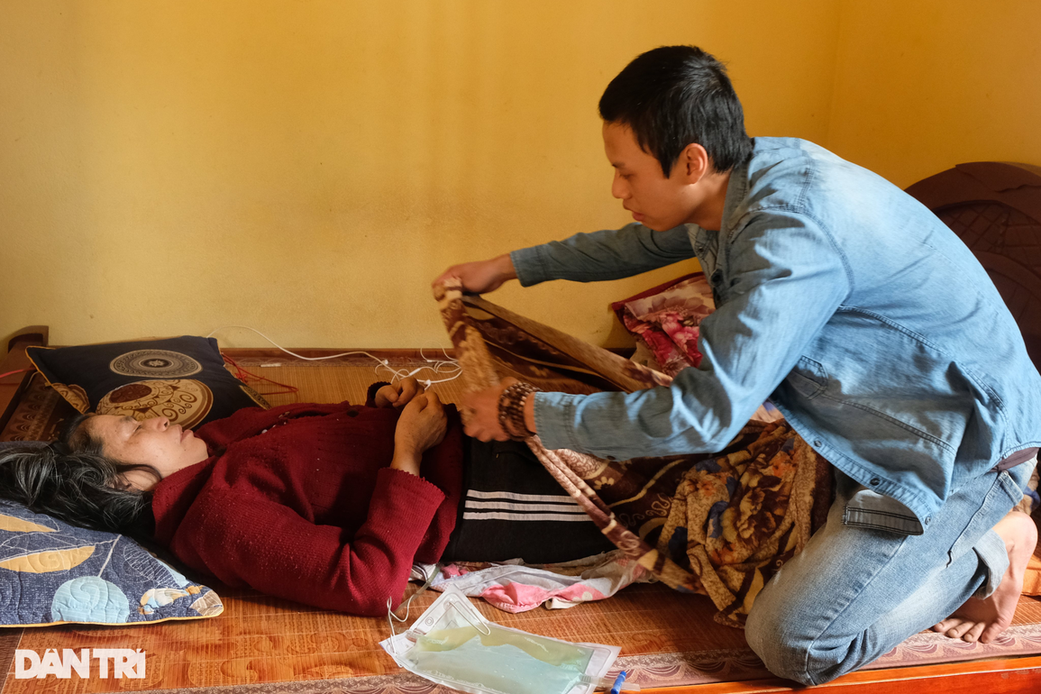 Tai ương dồn dập, chàng trai hiếu thảo bỏ hết ước mơ, bán nhà cứu mẹ - 2 Tai ương dồn dập, chàng trai hiếu thảo bỏ hết ước mơ, bán nhà cứu mẹ - 2