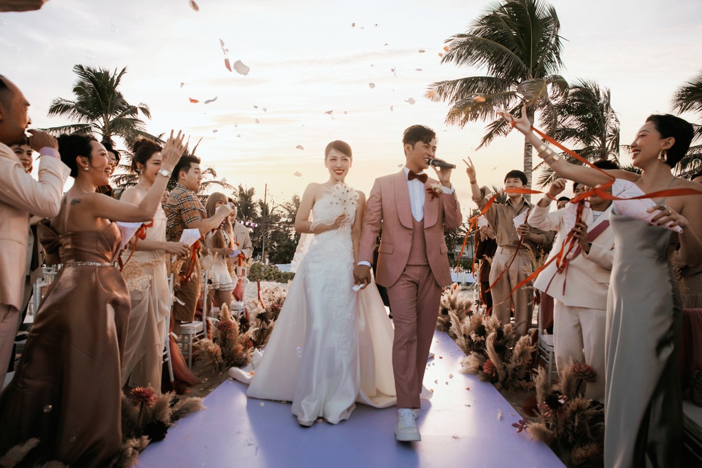 Việt Hương kể chuyện quá khứ, sao Việt bị ném xuống hồ bơi ở tiệc cưới Puka - 2 Việt Hương kể chuyện quá khứ, sao Việt bị ném xuống hồ bơi ở tiệc cưới Puka - 2