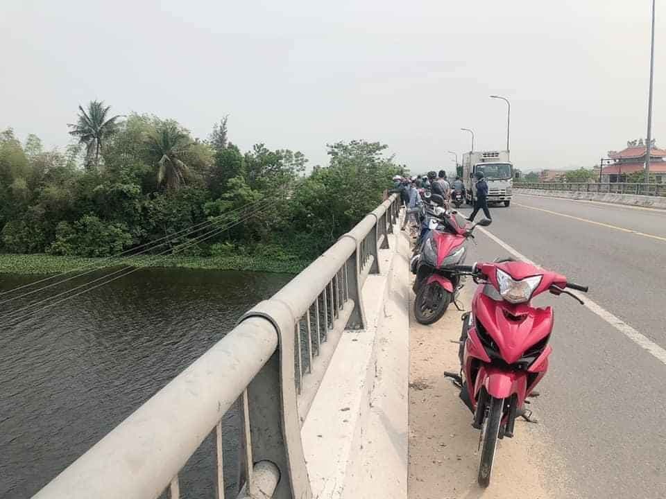 Thanh niên để xe trên cầu đi nhậu, chính quyền vất vả tìm... dưới sông - 3 Thanh niên để xe trên cầu đi nhậu, chính quyền vất vả tìm... dưới sông - 3