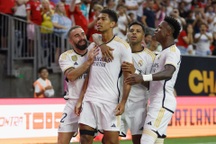 Bellingham lốp bóng tuyệt đẹp, Real Madrid xuất sắc hạ gục Man Utd