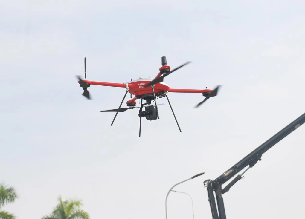 Công an Hà Nội sử dụng robot diễn tập chữa cháy - 2 Công an Hà Nội sử dụng robot diễn tập chữa cháy - 2