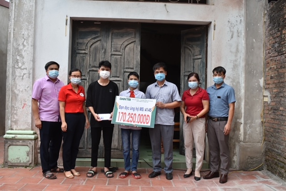 Bạn đọc Dân trí giúp đỡ người mẹ liệt giường, 2 con trai nguy cơ nghỉ học - 2 Bạn đọc Dân trí giúp đỡ người mẹ liệt giường, 2 con trai nguy cơ nghỉ học - 2
