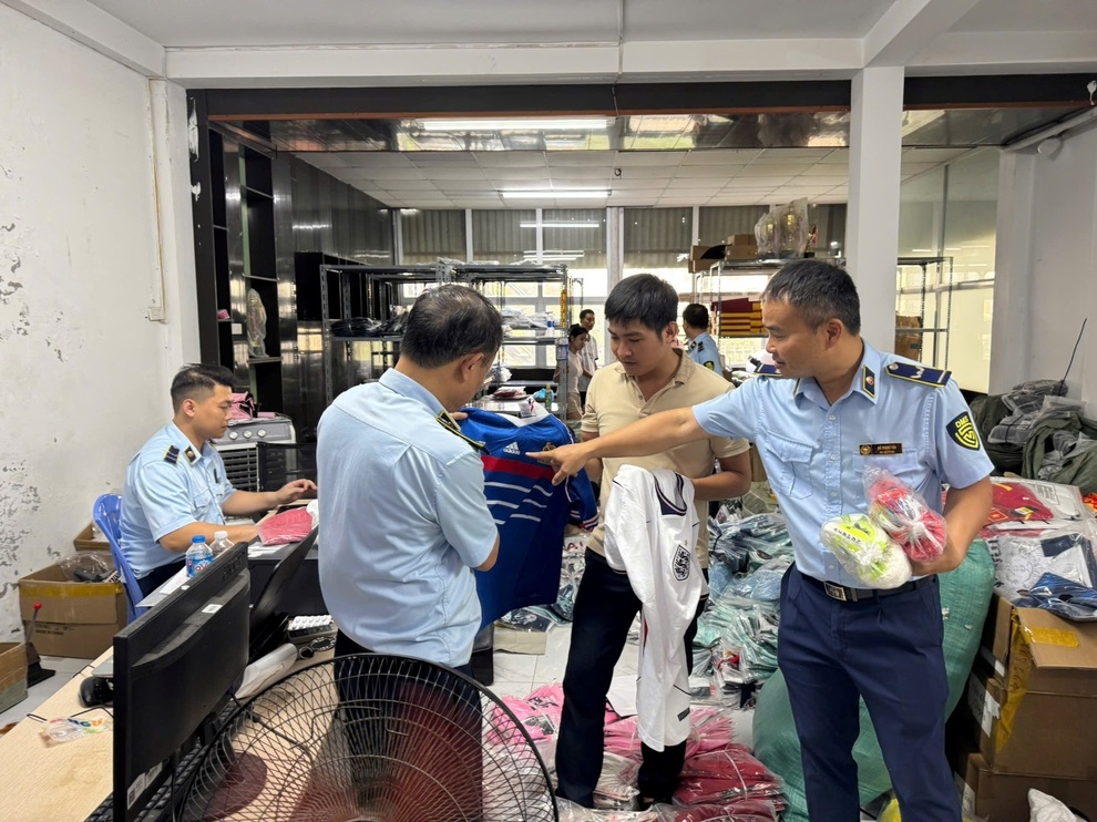 Hà Nội: Phát hiện  hơn 16.000 sản phẩm thời trang giả mạo thương hiệu lớn - 1