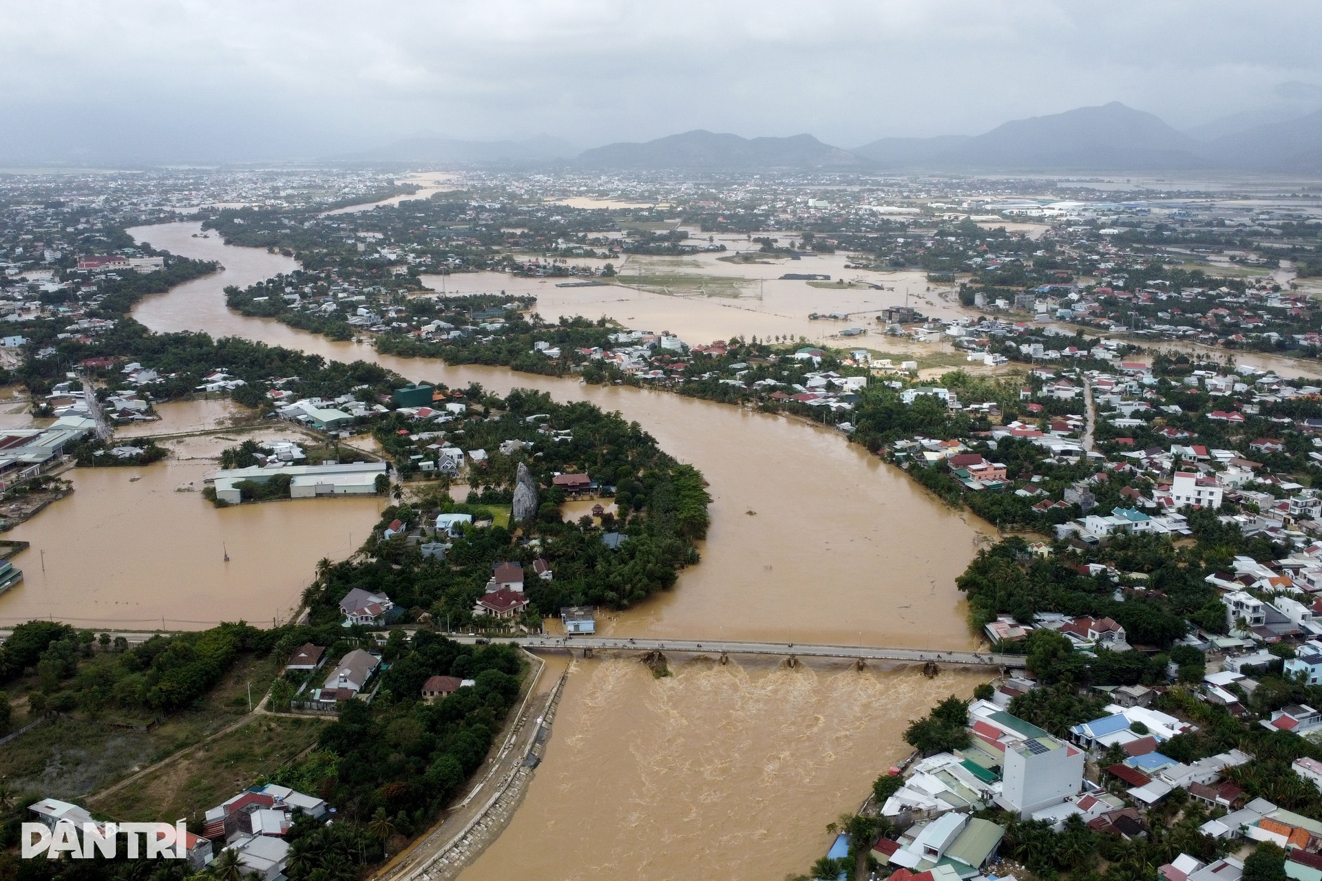 Nhiều nơi ngập sâu, lũ tiếp tục dâng, người dân Nha Trang đưa ô tô lên cao - 1