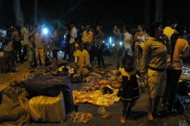 "Hết hơi" với đủ loại dịch vụ ăn theo lễ hội Ok-Om-Bok 