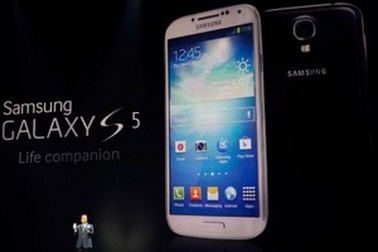 Galaxy S5 tiêu thụ nhiều gấp đôi Galaxy S4 trong ngày đầu bán ra