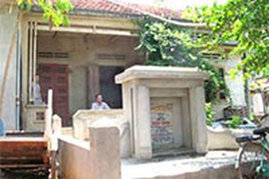 Xây mộ trong... sân nhà hàng xóm