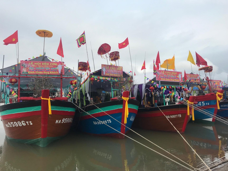 Mùng 1 Tết, người dân chen chân dâng hương ở ngôi đền linh thiêng bậc nhất xứ Nghệ - 3 Mùng 1 Tết, người dân chen chân dâng hương ở ngôi đền linh thiêng bậc nhất xứ Nghệ - 3