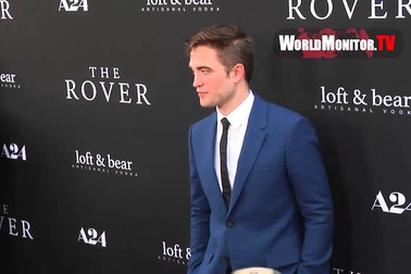 Robert Pattinson lịch lãm trên thảm đỏ