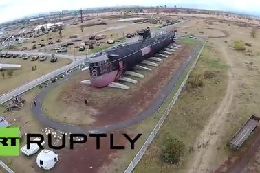 Tàu ngầm tấn công vang bóng một thời “phơi mình” trên cạn