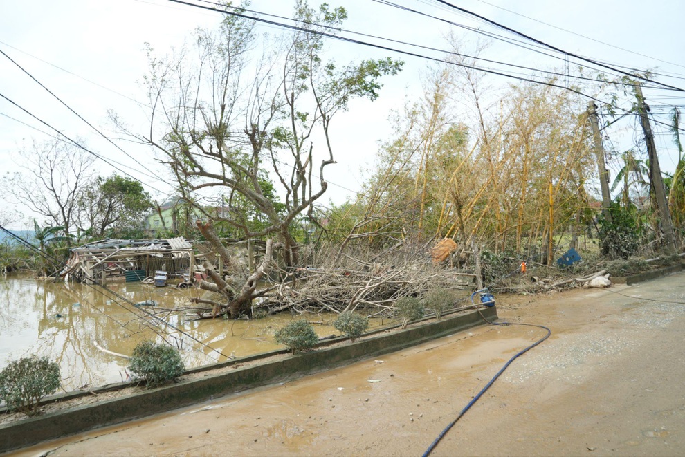 Doanh nghiệp trực tiếp có mặt tại vùng bão, tiếp sức người dân tái thiết sau bão số 10 - 1