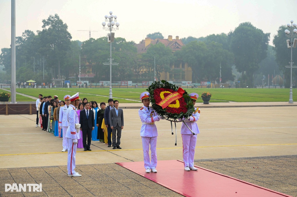 Tân Đảng viên Bộ Lao động - Thương binh  Xã hội vào Lăng viếng Bác - 2