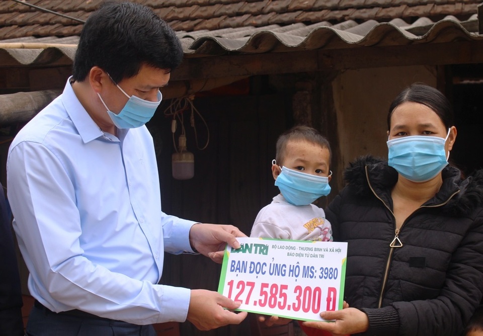 3 đứa trẻ lay lắt chờ bố về mua sữa được bạn đọc giúp đỡ hơn 120 triệu đồng - 2 3 đứa trẻ lay lắt chờ bố về mua sữa được bạn đọc giúp đỡ hơn 120 triệu đồng - 2