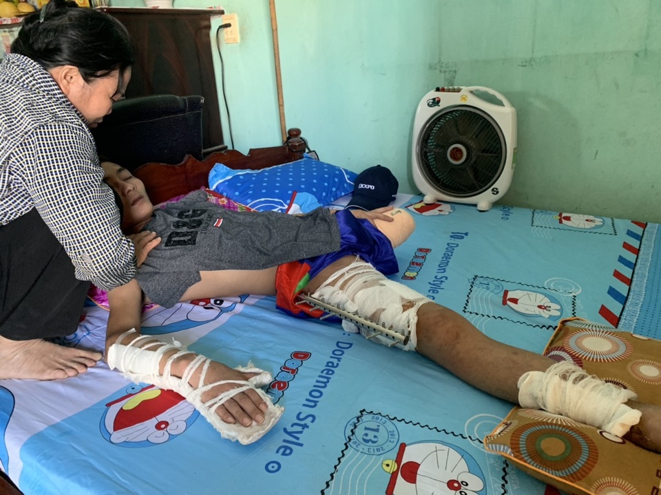 Nghiệt ngã chàng trai trẻ bị xe ô tô nghiến nát một chân - 4 Nghiệt ngã chàng trai trẻ bị xe ô tô nghiến nát một chân - 4