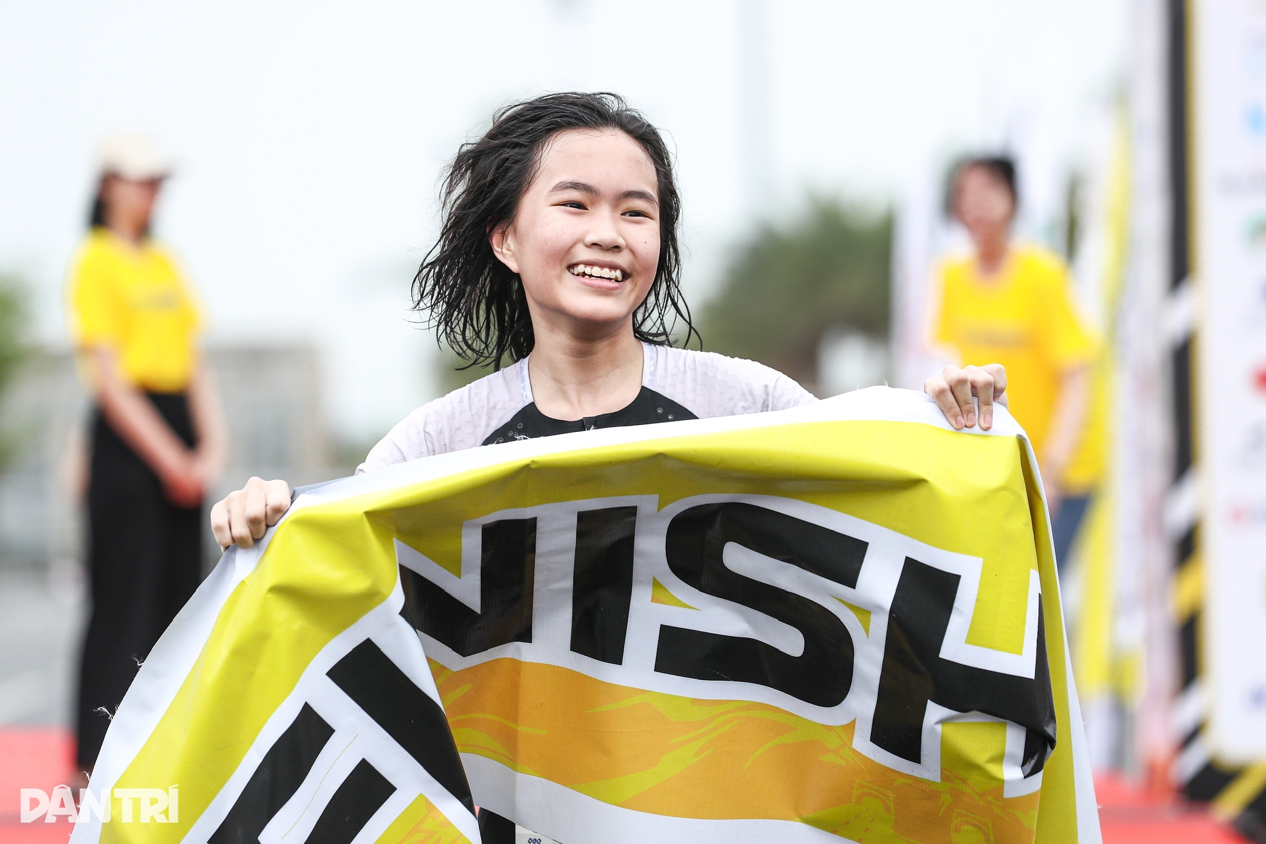 View - Những màn ăn mừng vỡ òa cảm xúc tại vạch đích Aqua Warriors Halong Bay 2025 | Báo Dân trí