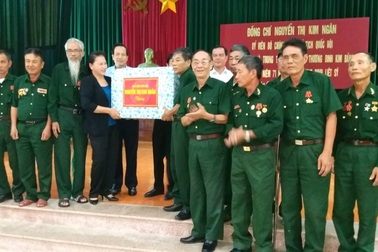 Chủ tịch Quốc hội tới thăm và tặng quà thương binh tại Hà Nam