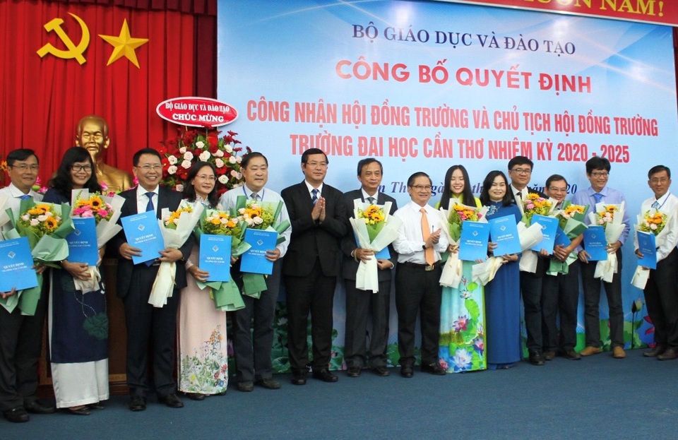 Thứ trưởng Nguyễn Văn Phúc cùng Chủ tịch UBND TP Cần Thơ Trần Việt Trường trao quyết định công nhận Hội đồng trường. Ông Nguyễn Văn Phúc-Thứ trưởng Bộ GD&ĐT và ông Trần Việt Trường- Chủ tịch UBND TP Cần Thơ trao quyết định công nhận Hội đồng trường.