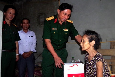 Bộ đội tặng quà cho các đối tượng chính sách, người có công với cách mạng