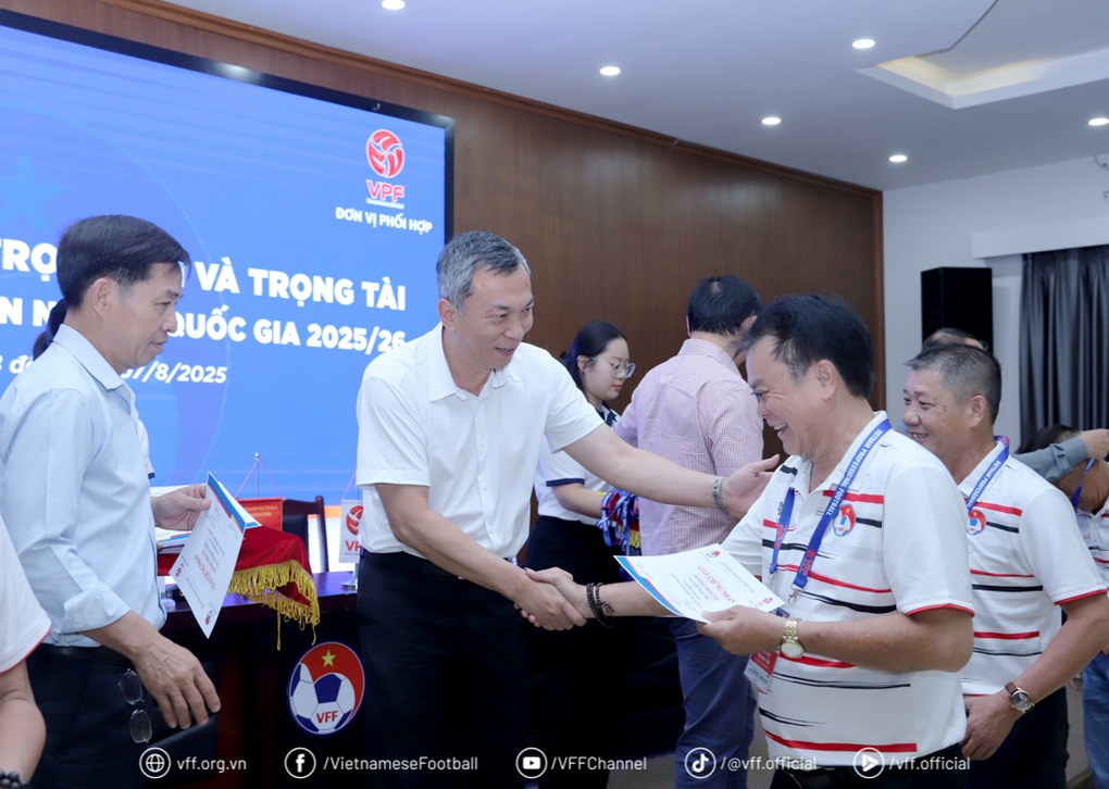 Chủ tịch VFF nhắn nhủ các trọng tài giám sát bản thân nghiêm túc hơn - 1 Chủ tịch VFF nhắn nhủ các trọng tài giám sát bản thân nghiêm túc hơn - 1