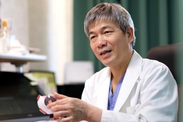 Bác sĩ Việt đầu tiên vinh dự nhận giải thưởng Phakic ICL 500 của ESCRS