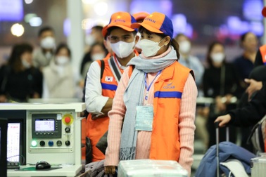 Cất bằng đại học, xuất ngoại làm công nhân: Được nhiều hay mất lớn?