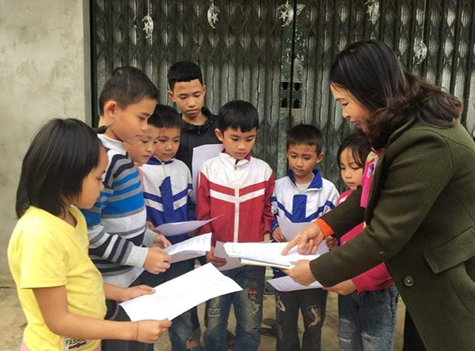 Giáo viên miền núi đến tận nhà giao bài tập cho HS nghỉ phòng dịch Covid-19 - 1 Giáo viên miền núi đến tận nhà giao bài tập cho HS nghỉ phòng dịch Covid-19 - 1