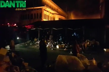 Đang cháy kinh hoàng tại chợ Phủ Lý