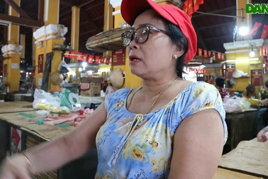 Tiểu thương chia sẻ về giá thịt ở mức cao khiến buôn bán ế ẩm