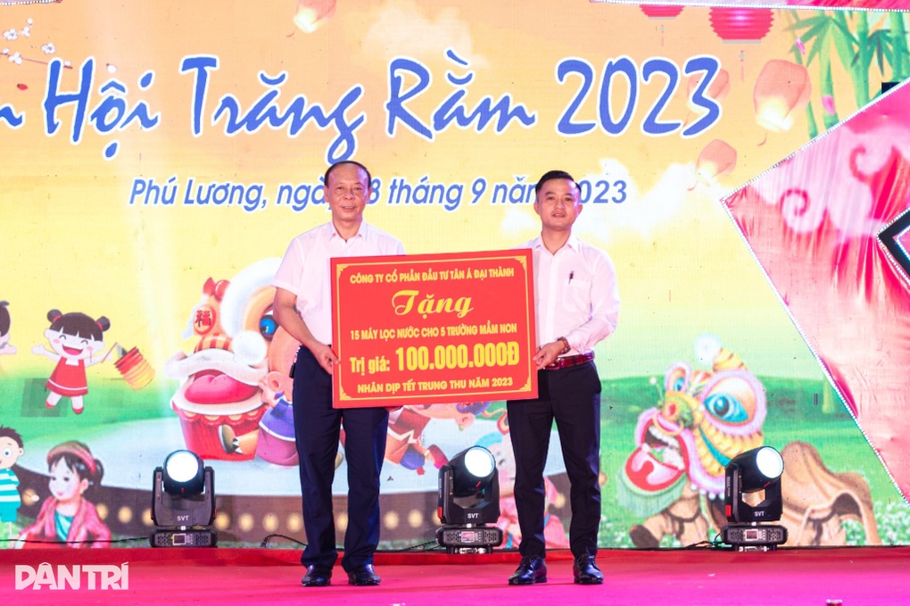 Trao 2000 bánh Trung thu, 100 suất học bổng tới học sinh hoàn cảnh khó khăn - 6 Trao 2000 bánh Trung thu, 100 suất học bổng tới học sinh hoàn cảnh khó khăn - 6