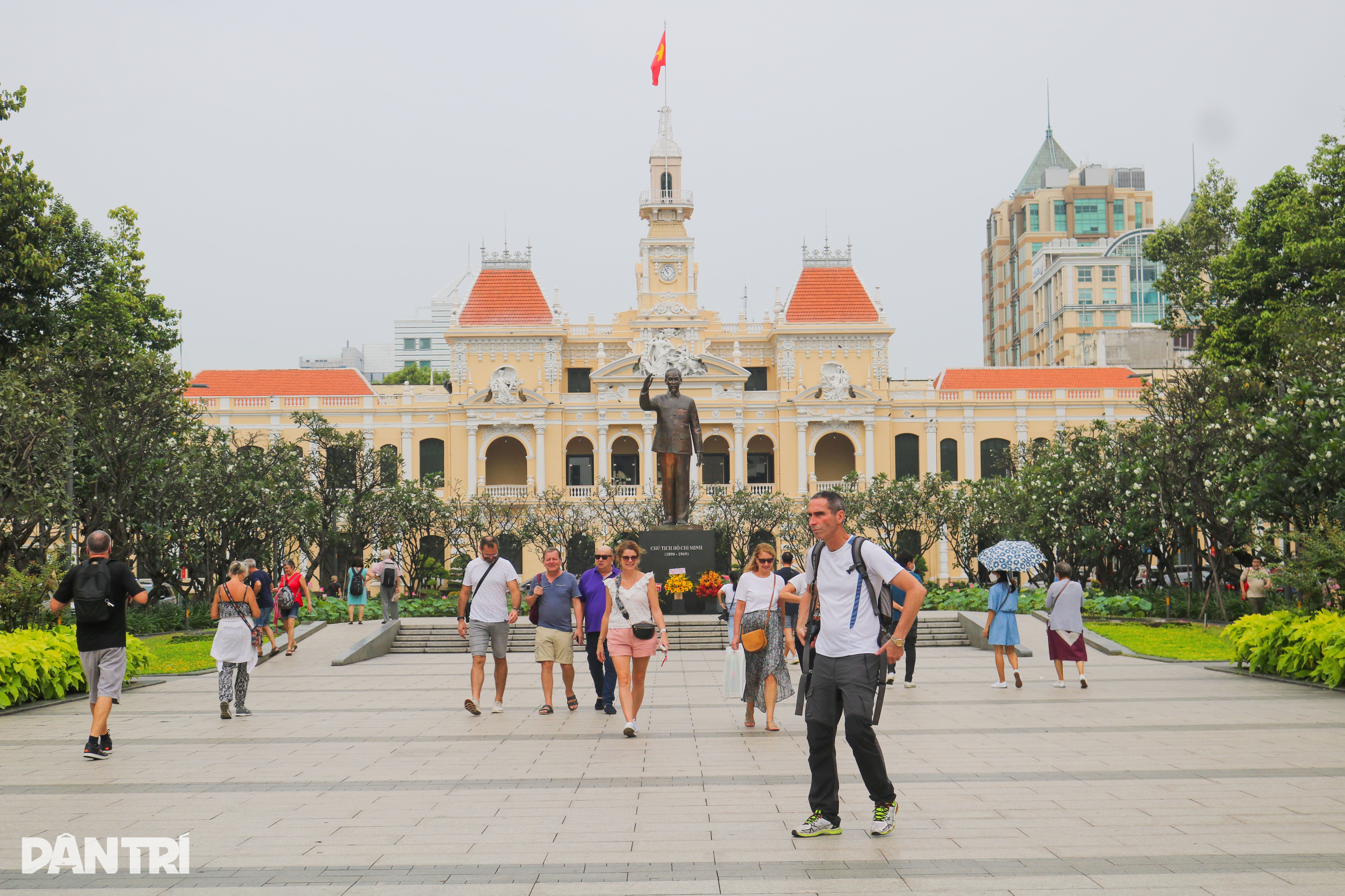 Khách Tây than vì bị ép mua hai quả dừa giá 300.000 đồng - 3 Khách Tây than vì bị ép mua hai quả dừa giá 300.000 đồng - 3