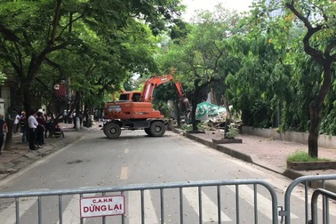 Lực lượng chức năng quận Ba Đình cưỡng chế công trình vi phạm trên mương Phan Kế Bính