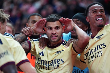Arsenal vượt ải Sunderland, vươn lên dẫn đầu Ngoại hạng Anh