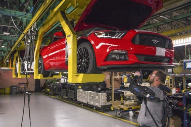 Ford "rón rén" cắt giảm sản xuất tại Mỹ