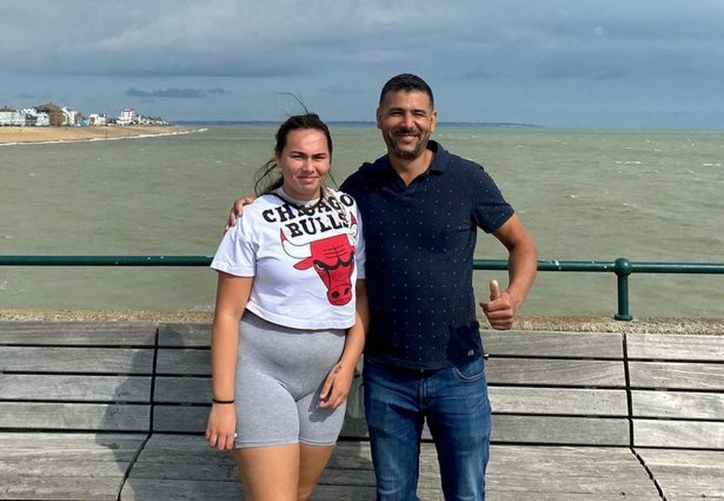 Caitlin McKinney chụp ảnh cùng cha của mình sau nhiều năm thất lạc (Ảnh: Facebook). Caitlin McKinney chụp ảnh cùng cha của mình sau nhiều năm thất lạc (Ảnh: Facebook).