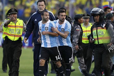 Đạp nhân viên y tế, Mascherano lĩnh thẻ đỏ thích đáng